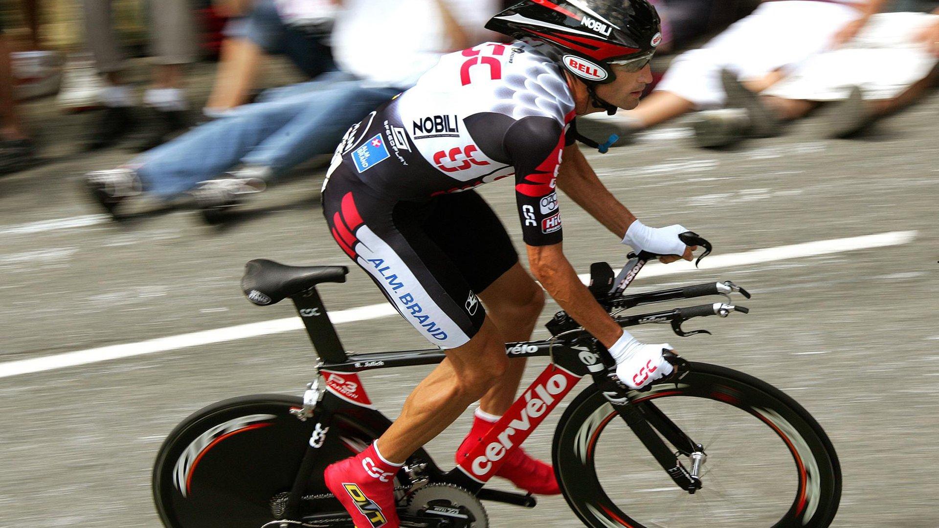 百米飞人巅峰对决 新星闪耀打破纪录