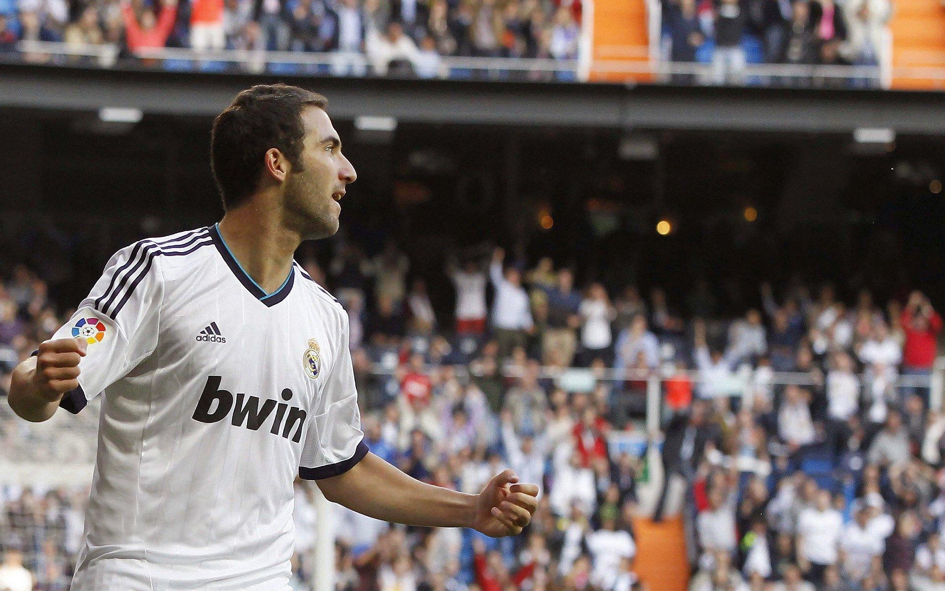 法甲联赛激战正酣,巴黎圣日耳曼领跑积分榜,黑马球队异军突起